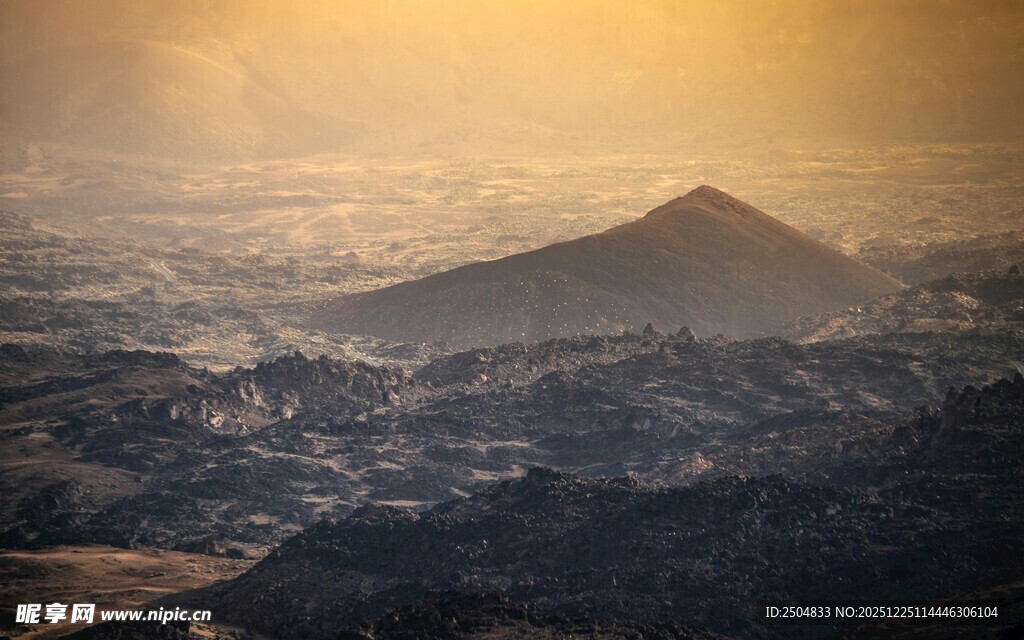 日出下的山峦美景