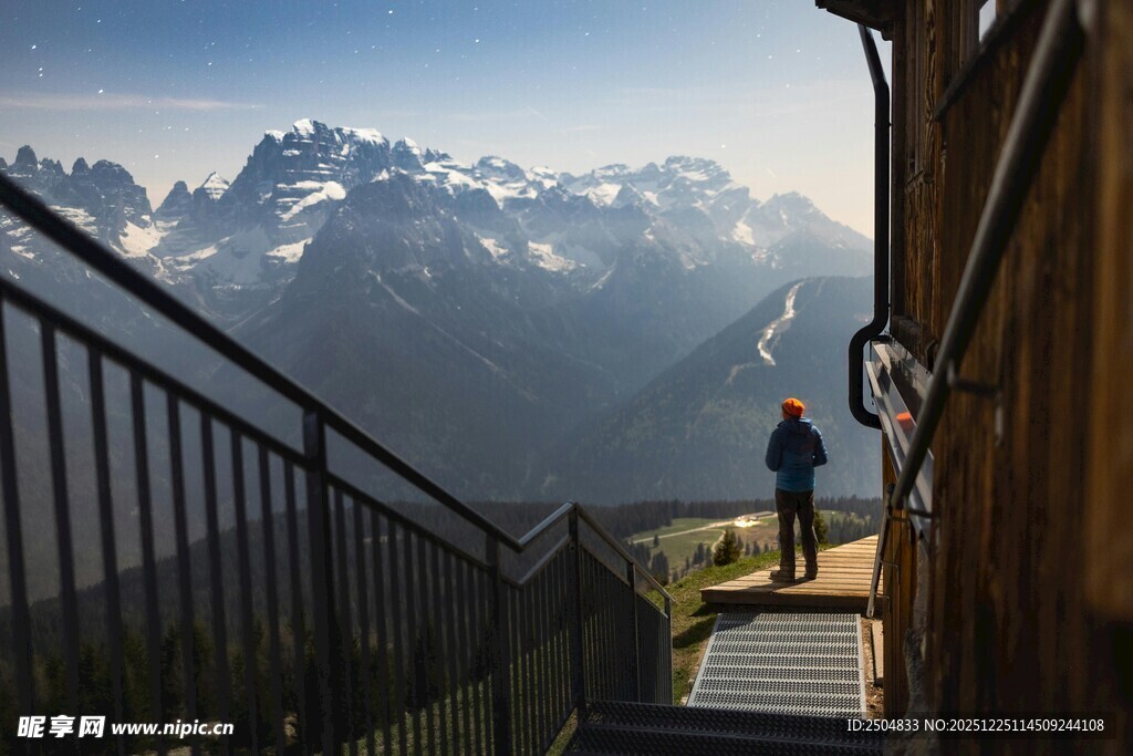 山间小屋旁的壮丽雪山景
