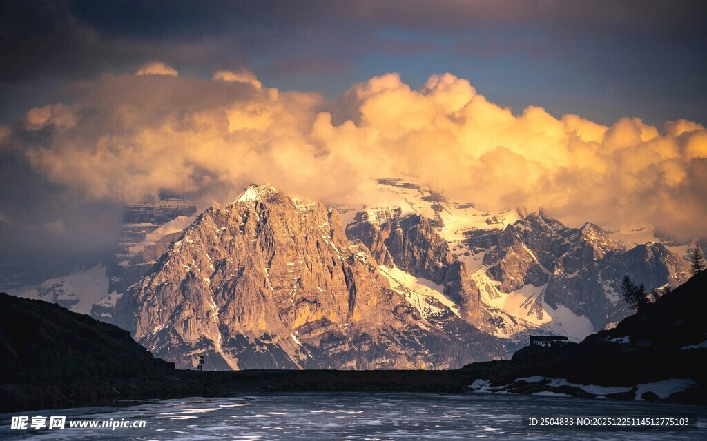 壮丽雪山映于绚烂云霞间