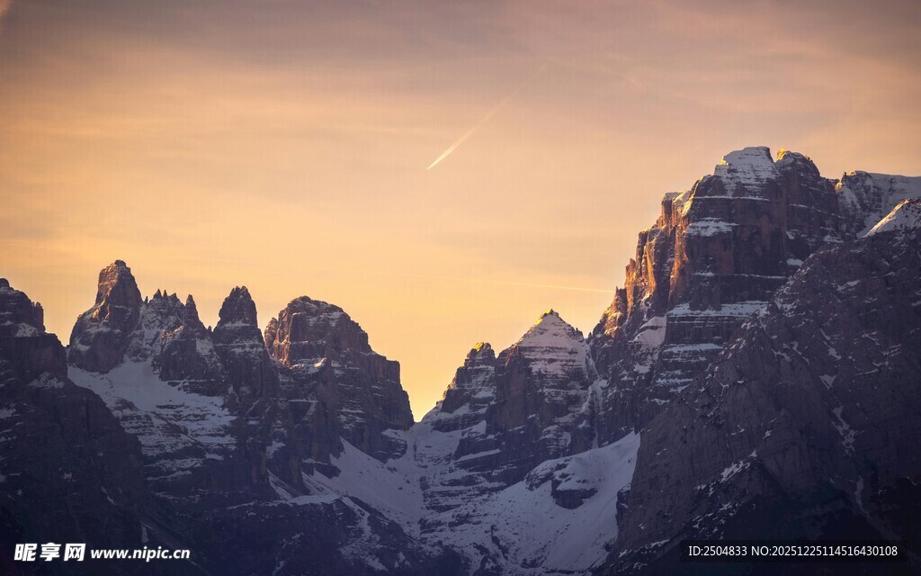 夕阳下的壮丽雪山景观