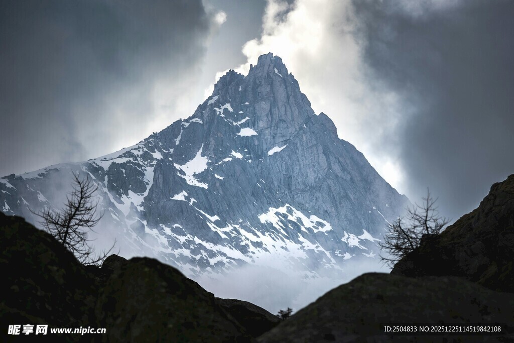 巍峨雪山耸立于云雾间