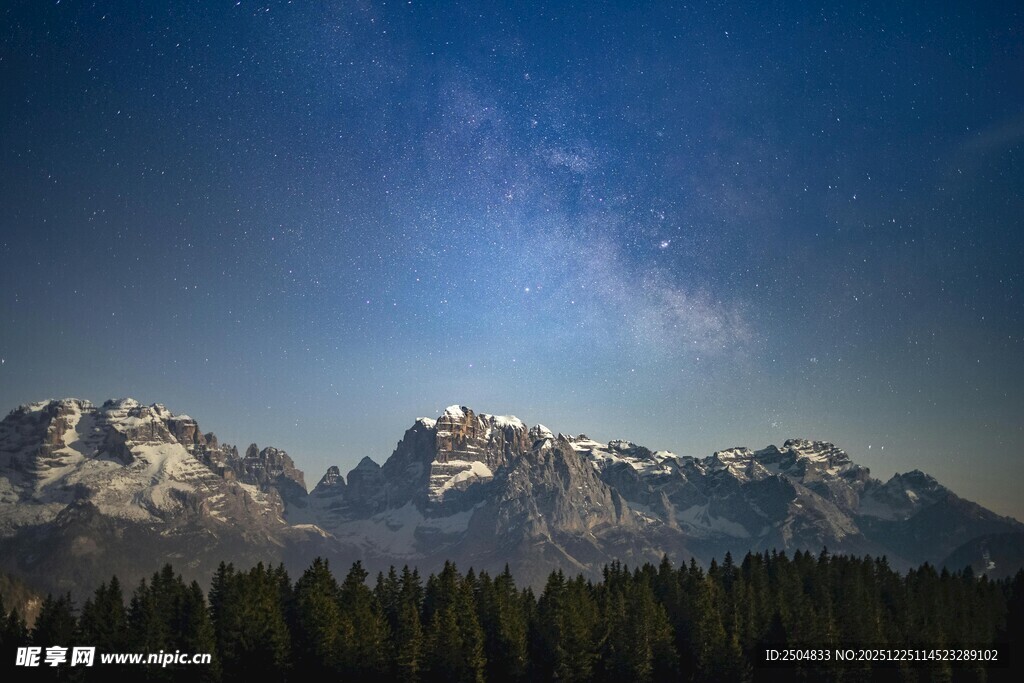 星空下的壮丽雪山景观