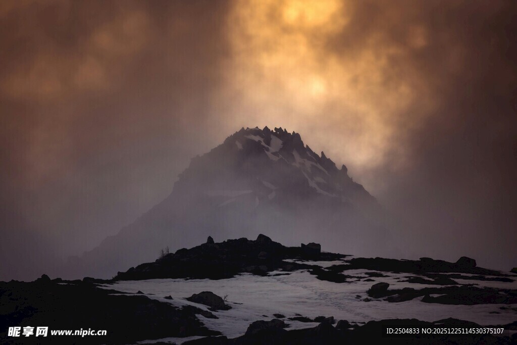 壮丽雪山在霞光中闪耀