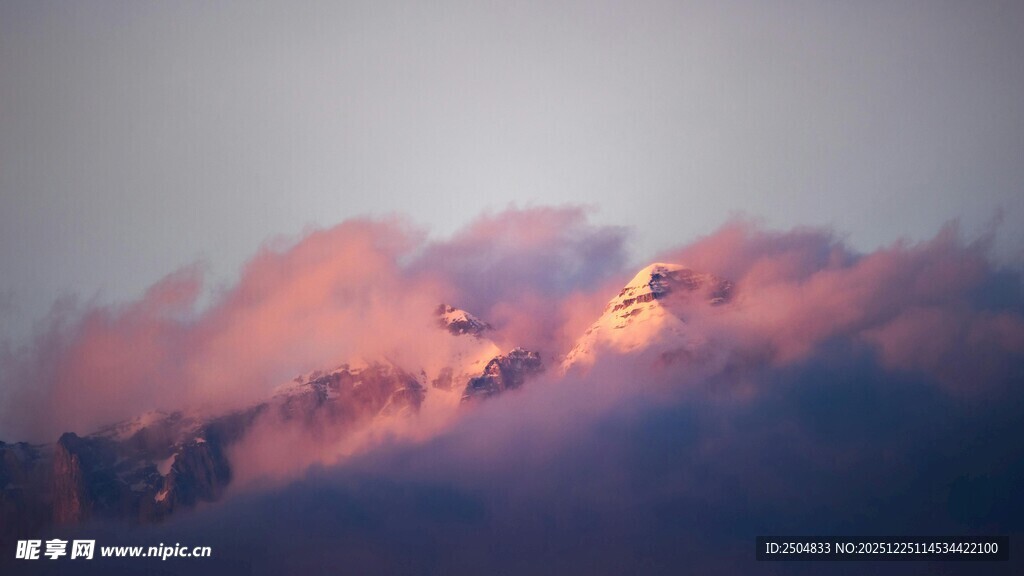 梦幻晚霞中的壮丽云层