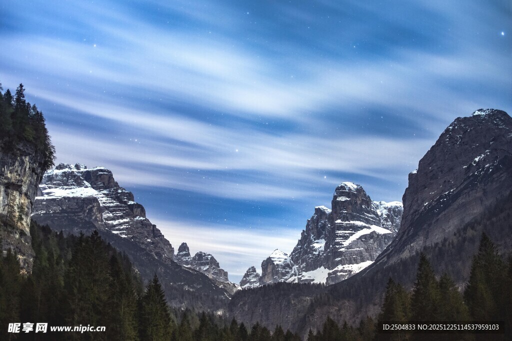 壮丽雪山山谷风景图