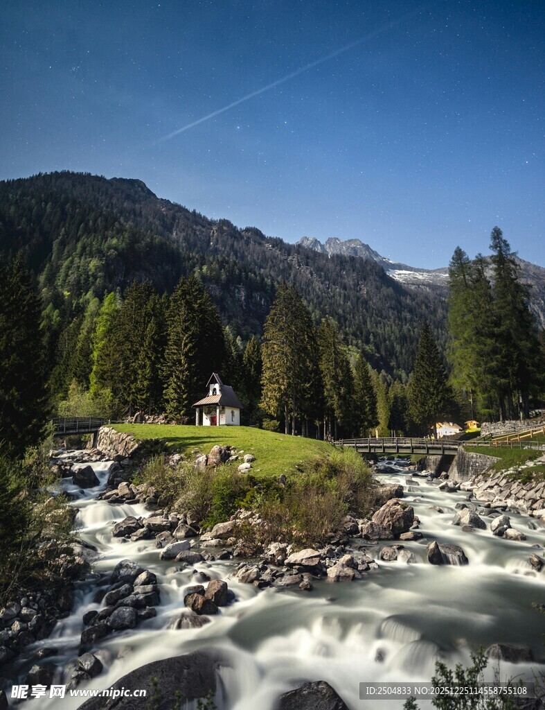 山间溪流旁的美丽景致