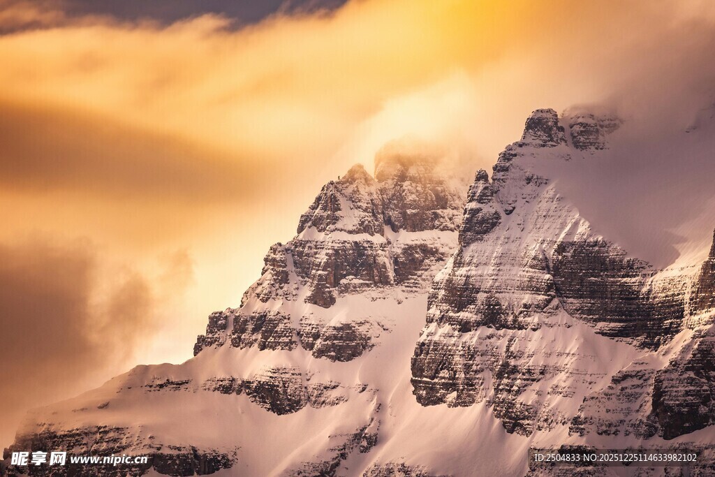 雪山之巅的壮丽霞光