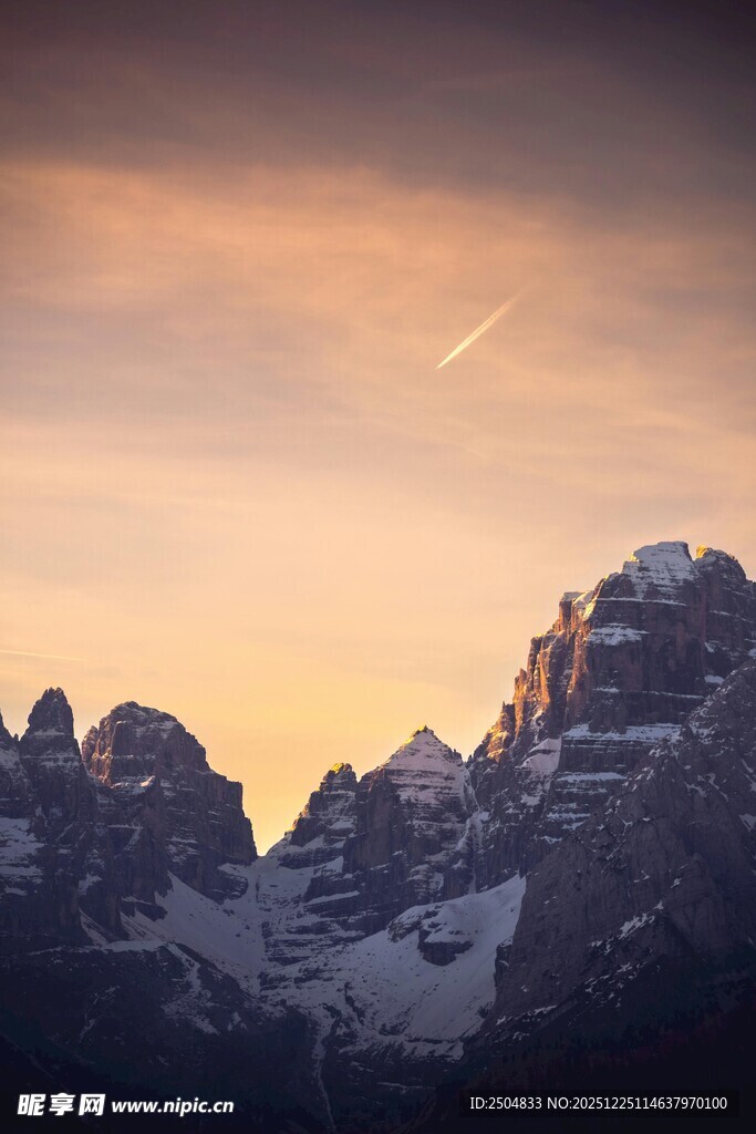 日落时分的壮丽雪山景观