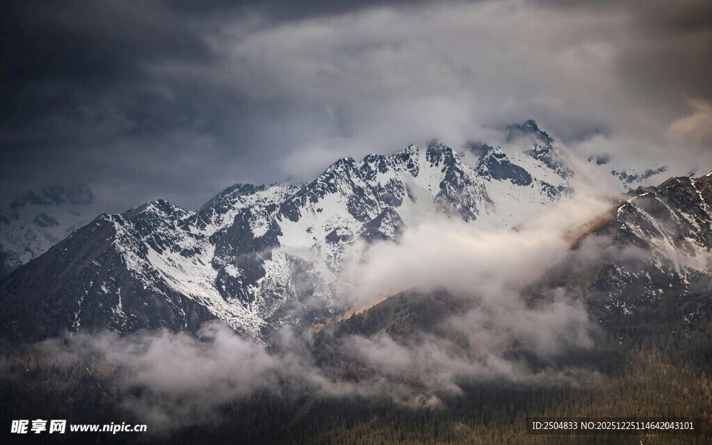 云雾缭绕的壮丽雪山景观