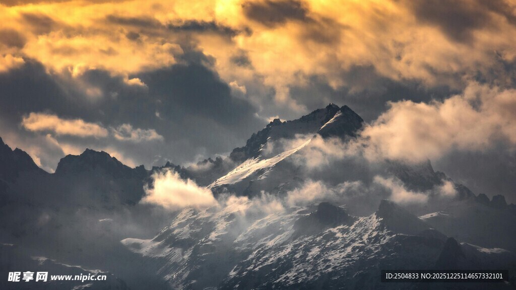 壮丽云海中的巍峨山峰