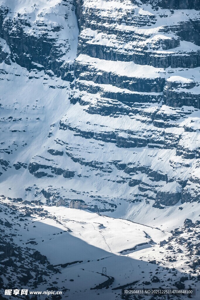 雪覆山峦纹理清晰
