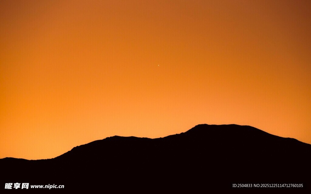 夕阳下的山峦剪影