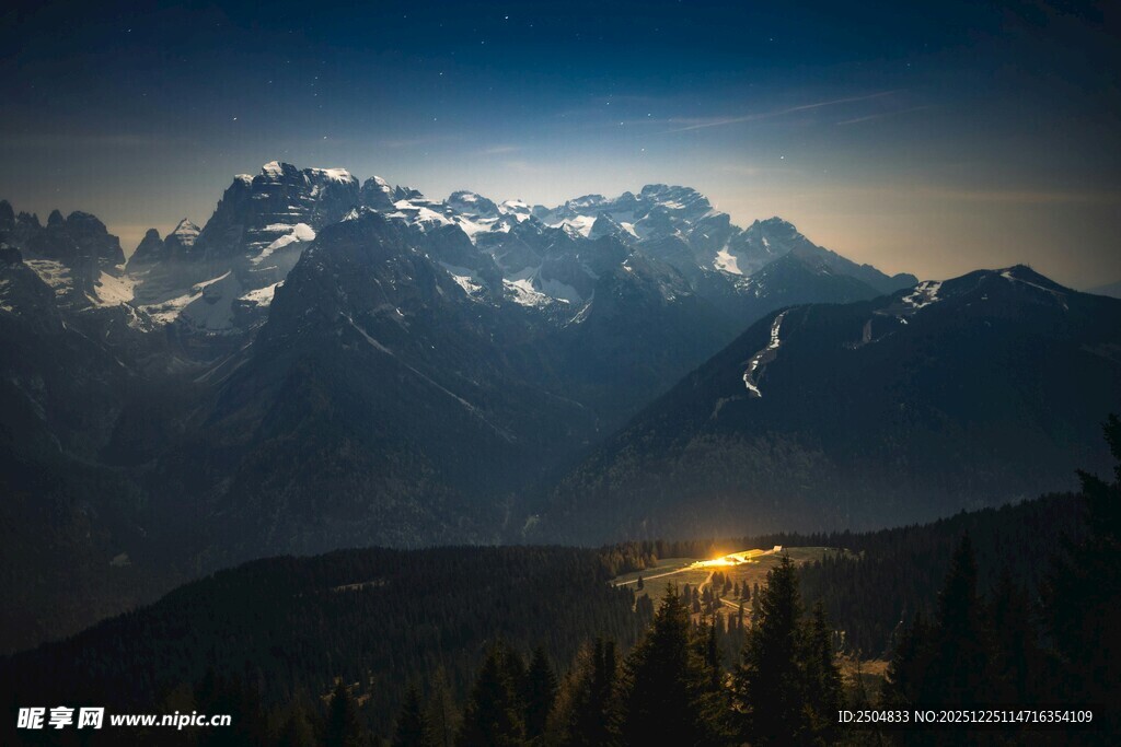 夜幕下的壮丽雪山景观