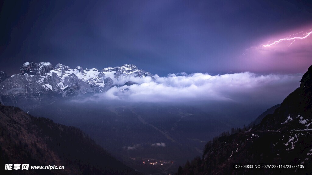 壮丽雪山云海奇幻景观