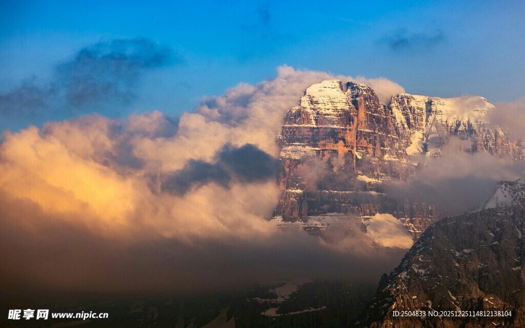 壮丽云海中的巍峨山峰