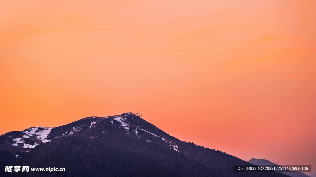 夕阳下的雪山美景