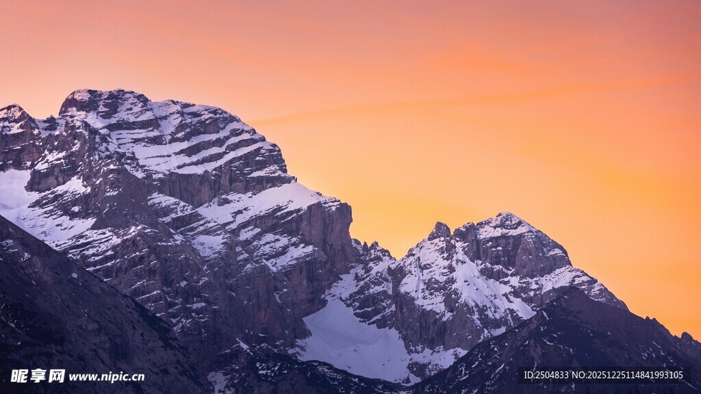 夕阳下的雪山壮丽景观