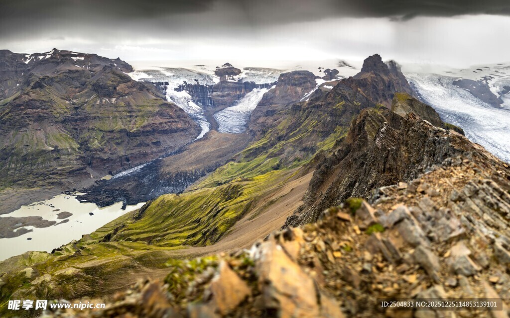 壮丽山景与远处冰川
