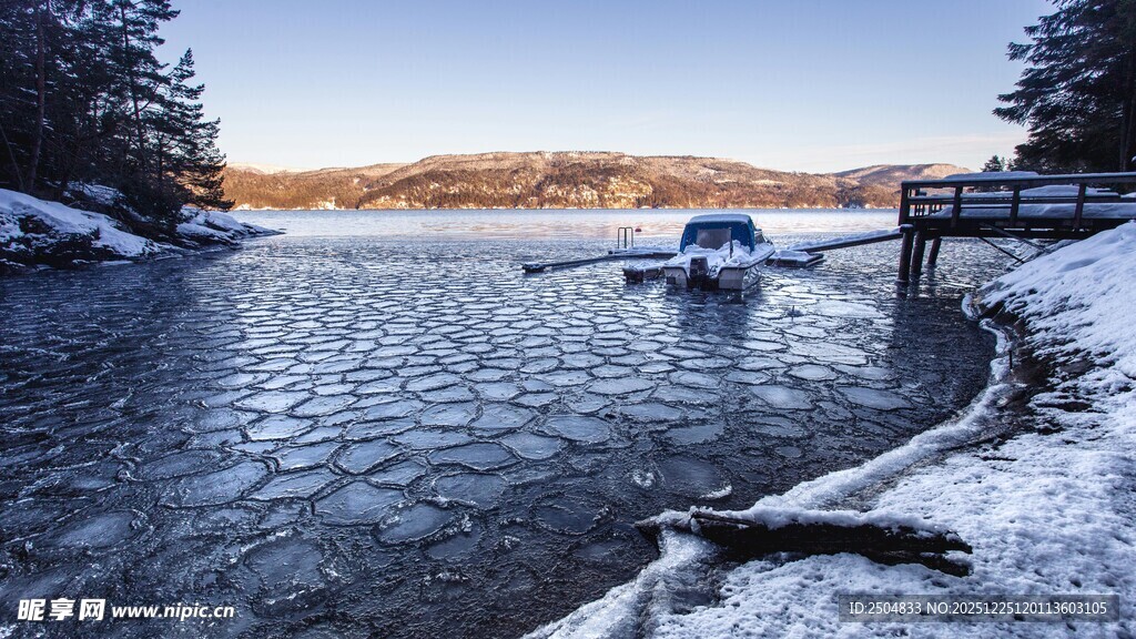 冬日河畔雪景与停泊小船