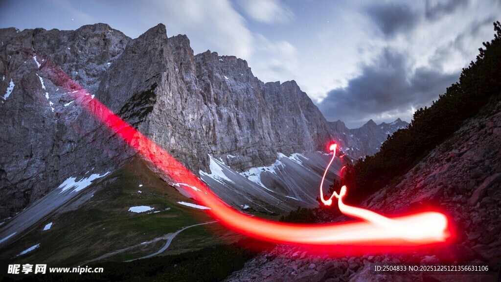 山间光绘滑雪精彩瞬间