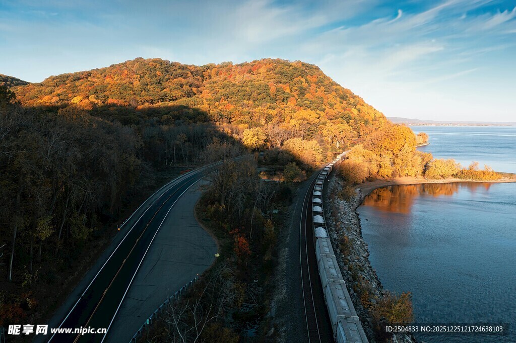 秋日湖畔蜿蜒公路美景