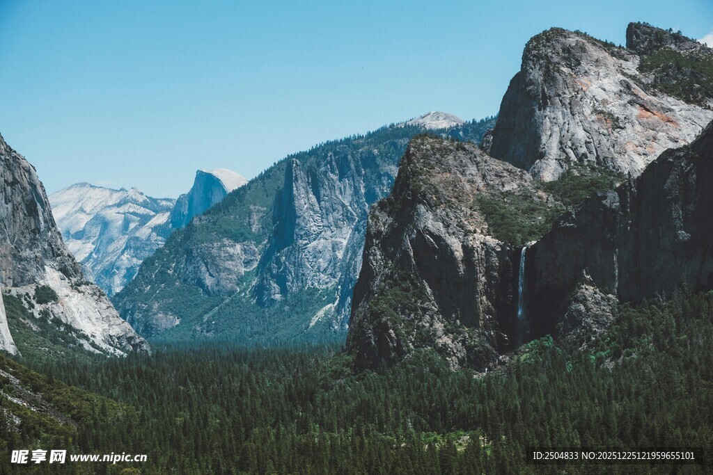 壮丽山谷间的巍峨群山