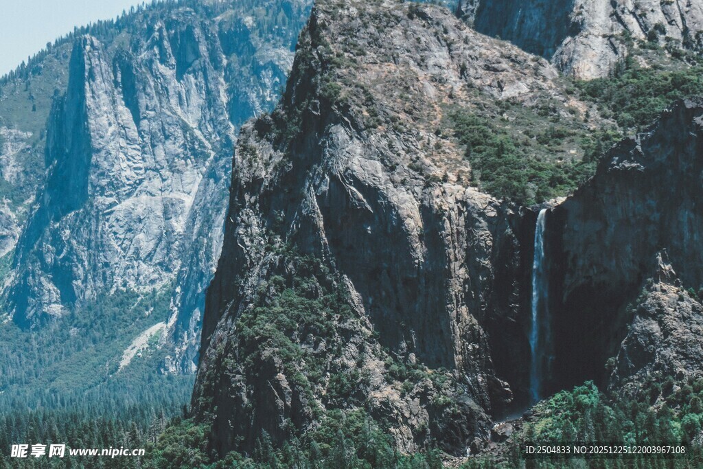 壮丽山景与山间瀑布