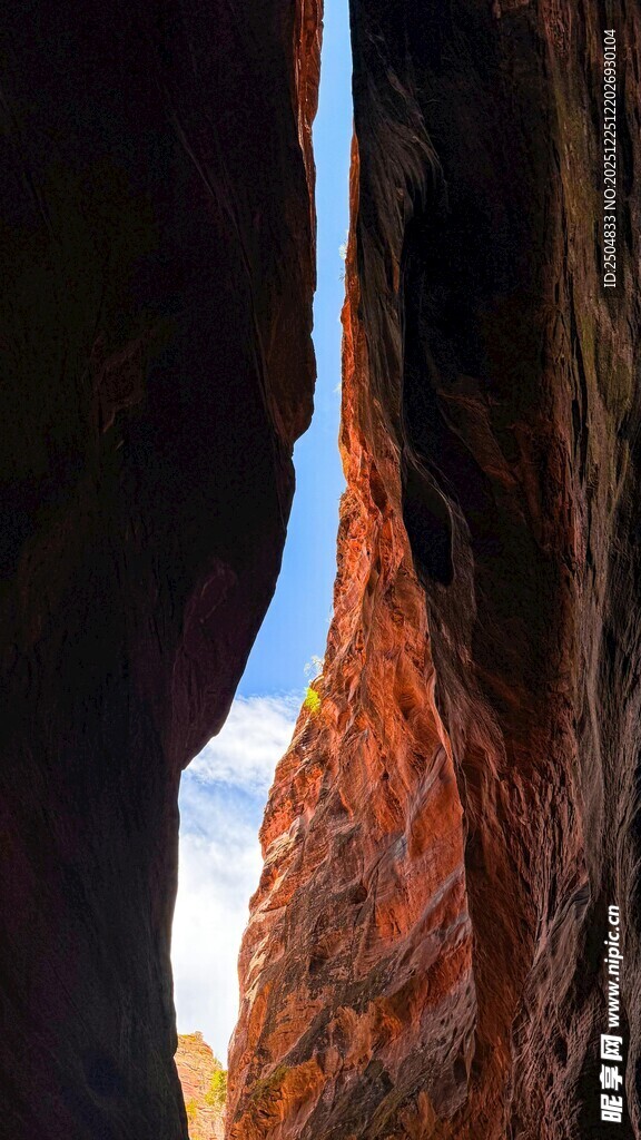 峡谷奇观 岩石缝隙窥蓝天