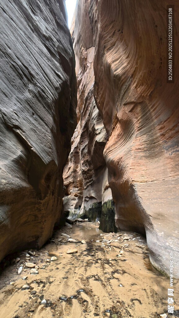 狭窄峡谷中的沙石地貌