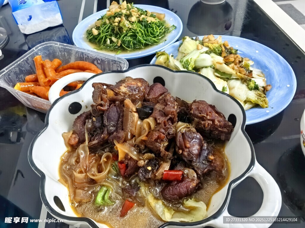 丰盛美味家常菜拼盘