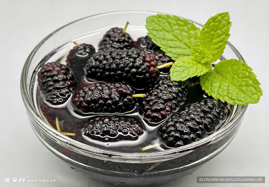 玻璃碗中的桑葚