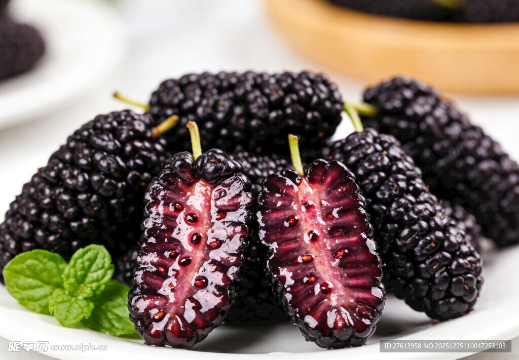 桑葚摆放在盘中