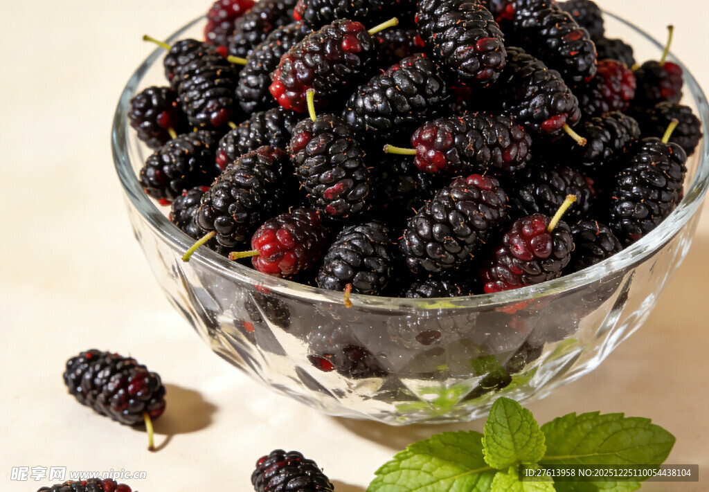 玻璃碗中的桑葚