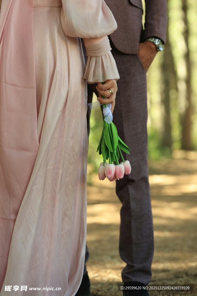 新人牵手捧花浪漫瞬间