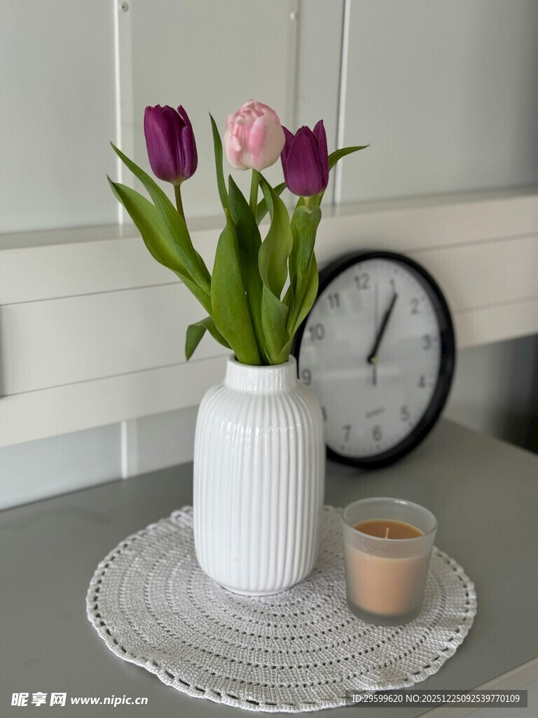 白色花瓶中的粉色郁金香