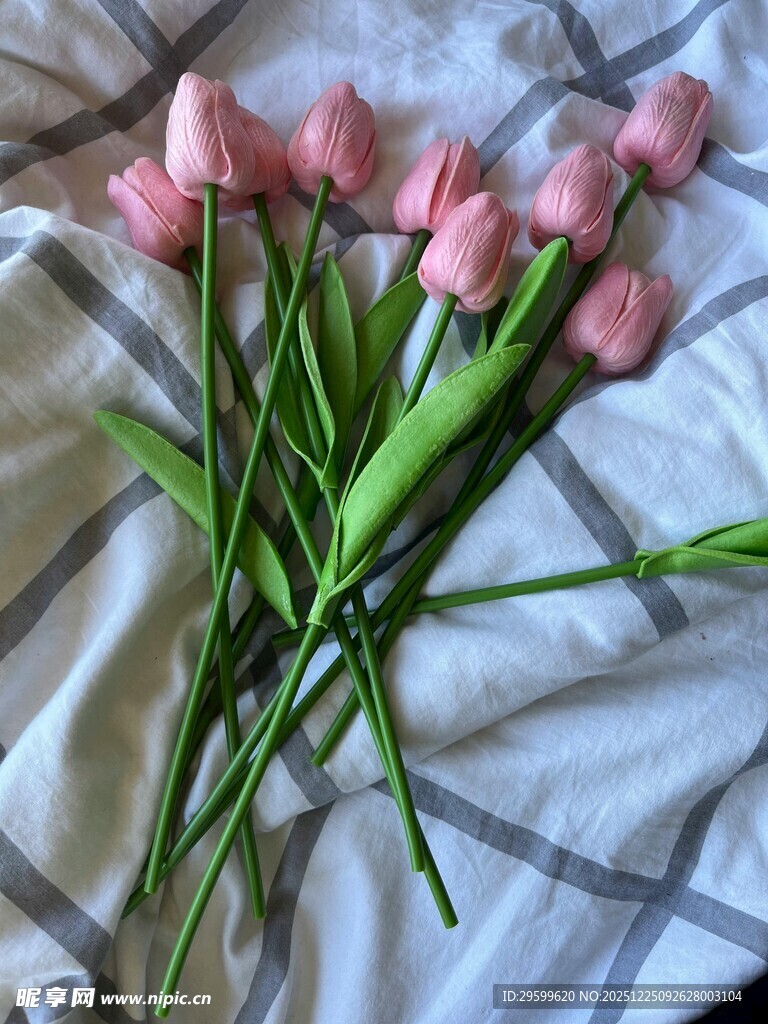 床上的粉色郁金香花束