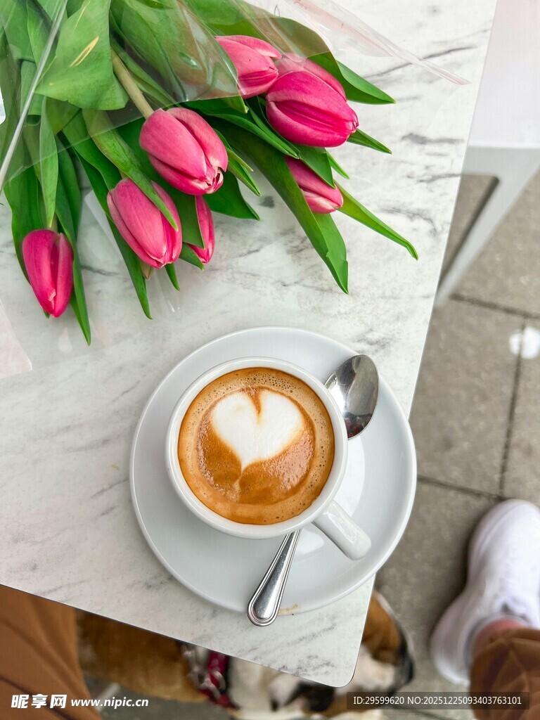 郁金香旁的咖啡与萌宠