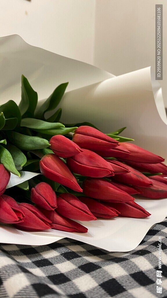 新鲜红辣椒摆于桌布上