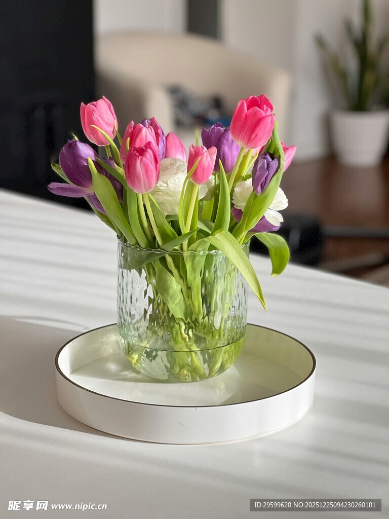 花瓶中多彩郁金香摆件