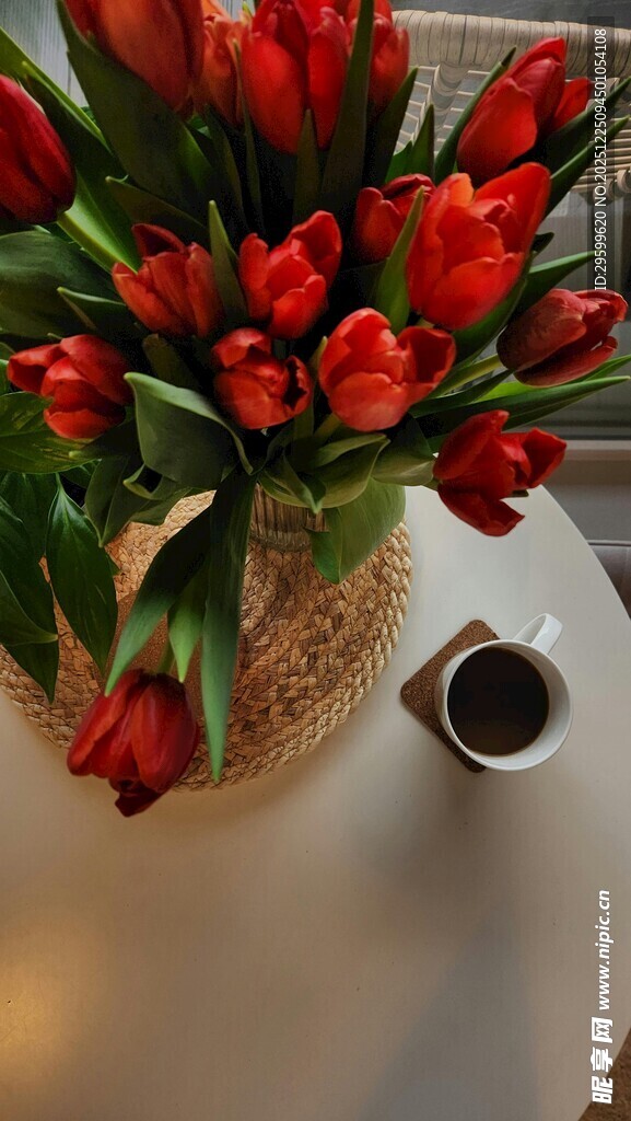 花瓶中的红郁金香与咖啡