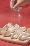 手工撒粉包饺子