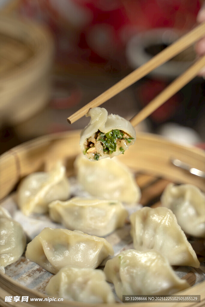 筷子夹起美味蒸饺