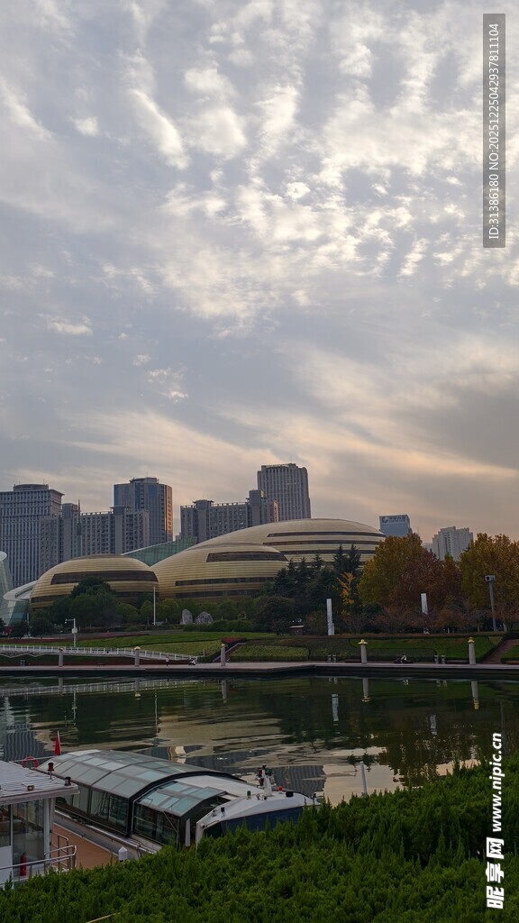 城市河畔风光与现代建筑