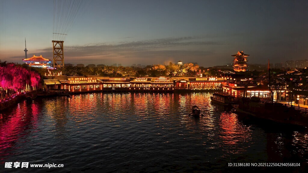 城市河畔夜景璀璨风光