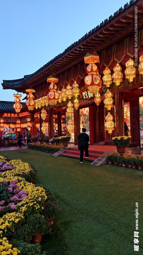 古建夜景繁花相伴