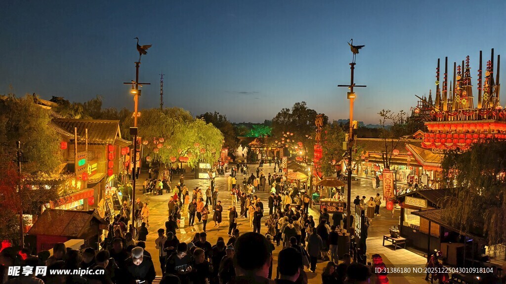 热闹集市夜景人群聚集
