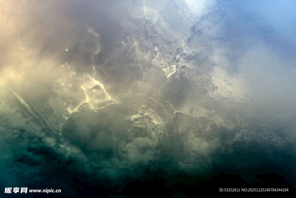 梦幻云海中的光影变幻