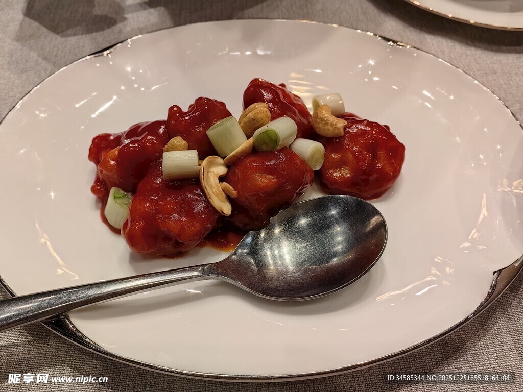 美味宫保鸡丁摆于盘中