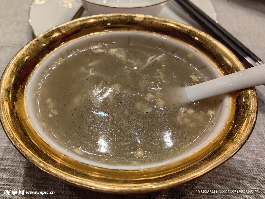 金色碗装的浅色糊状食物