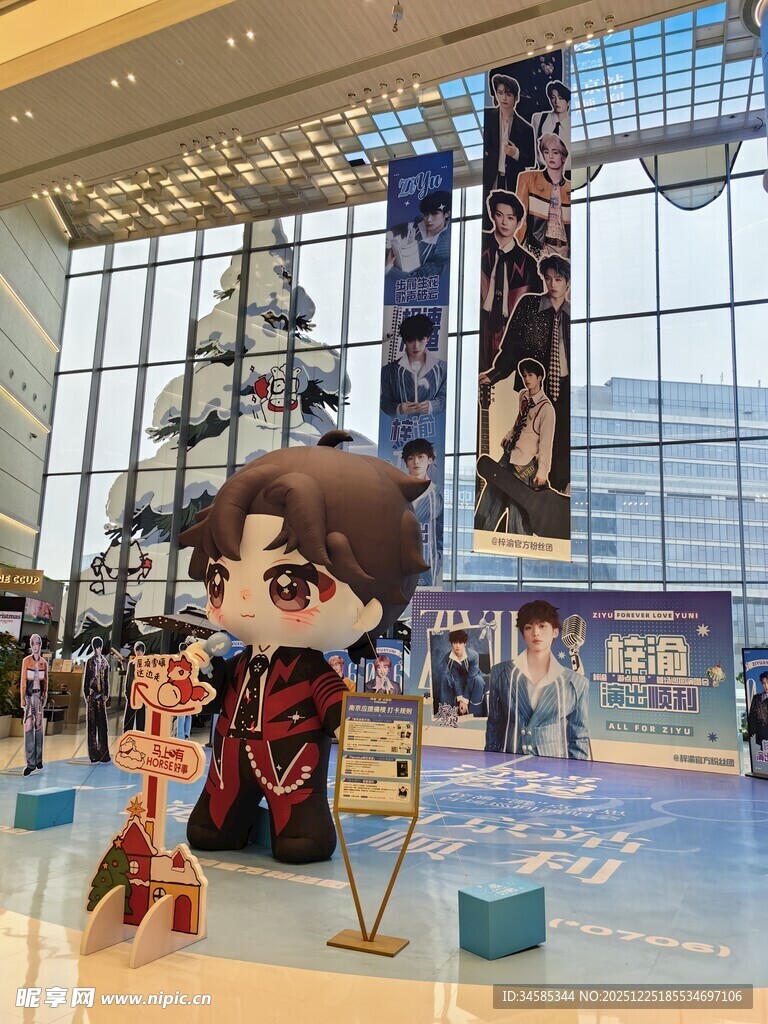 商场内可爱卡通人物展示